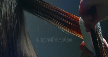 Kadın el yordamı kaydetmek saç yapacaklar. Saç rejenerasyon kırmızı neon ışık ile elektrik enstrüman