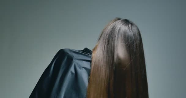 Вид ззаду брюнетка жінка грає з волоссям на прозорому фоні — стокове відео
