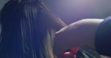 Kadın el yordamı kaydetmek saç yapacaklar. Saç rejenerasyon kırmızı neon ışık ile elektrik enstrüman