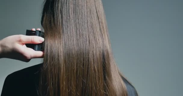 Parrucchiere donna pettinando i capelli. Preparazione dei capelli — Video Stock