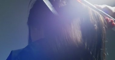 Kadın el yordamı kaydetmek saç yapacaklar. Saç rejenerasyon kırmızı neon ışık ile elektrik enstrüman