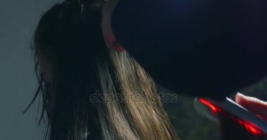 Kadın el yordamı kaydetmek saç yapacaklar. Saç rejenerasyon kırmızı neon ışık ile elektrik enstrüman