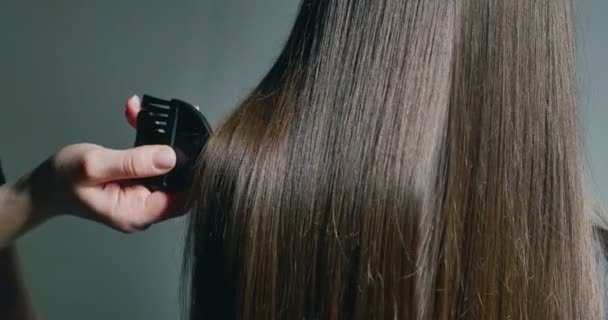 女性スタイリストとかす髪の毛。髪の準備 — ストック動画