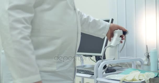 Primer plano de las manos médicas de trabajo con PC y dispositivos. El médico masculino está trabajando en una PC en un laboratorio — Vídeo de stock