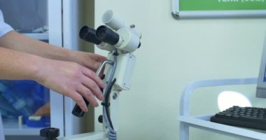 Doktor eller ile pc ve aygıt çalışma yakın çekim. Kadın doktor bir laboratuvarda bir pc üzerinde çalışıyor
