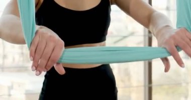 Güzel genç bir kadın büyük pencereli odada yoga egzersizi yapıyor. Hamakta vücudu ile çalışan çekici bir kadın. Rahatlama kavramı
