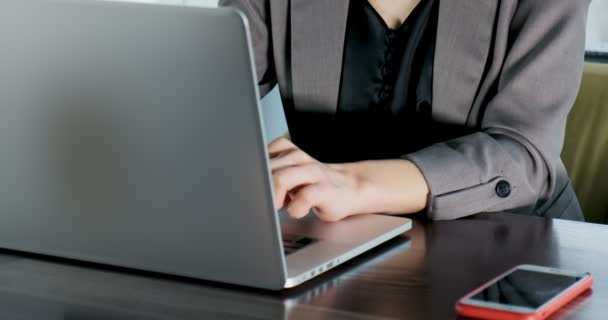 Bekymrad kvinna arbetar på bärbar dator och tittar bort tänkande lösa problem på kontoret. Allvarligt attraktiv kvinna som arbetar med anteckningsbok — Stockvideo