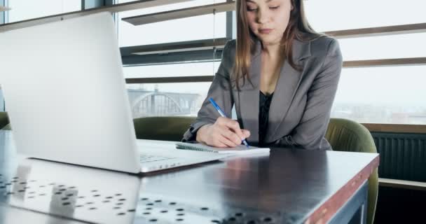 Zaniepokojona kobieta pracuje na laptopie i odwraca wzrok myśląc o rozwiązaniu problemu w biurze. Poważna atrakcyjna kobieta pracująca z notatnikiem — Wideo stockowe