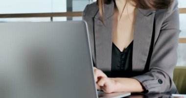 Endişeli kadın dizüstü bilgisayarda çalışıyor ve ofisteki sorunu çözme düşüncesini görmezden geliyor. Defterle çalışan çok çekici bir kadın.