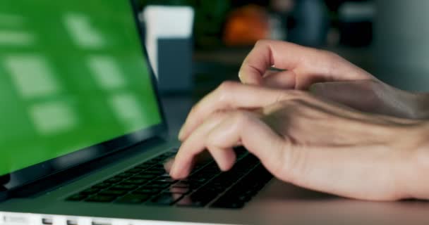 Dişi eller dizüstü bilgisayarda klavye yazıp dokunuyor. Defterle çalışan bir kadın. Eller yakın görünüm — Stok video