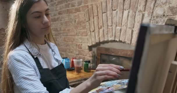 Talangfull innovativ söt kvinnlig konstnär Ritar med borste på duken. Samtida ung kvinna målare skapar abstrakt bild. Attraktiv flicka skapar modern konst målning — Stockvideo
