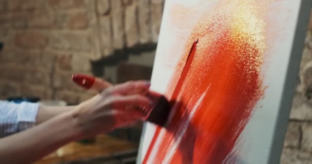 La mano de artista de cerca de la bodega femenina dibuja con pincel en la Lienzo. Joven pintora contemporánea creando cuadro abstracto. Muchacha atractiva crea pintura de arte moderno — Vídeos de Stock