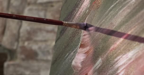 La mano de artista de cerca de la bodega femenina dibuja con pincel en la Lienzo. Joven pintora contemporánea creando cuadro abstracto. Muchacha atractiva crea pintura de arte moderno — Vídeos de Stock