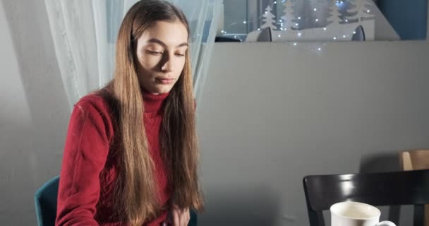 Talentueuse créatrice innovante jolie assise et travaillant au bureau. Jeune femme contemporaine écrivant, dessinant et utilisant un stylo avec tablette numérique. Attractive fille crée des illustrations numériques — Video