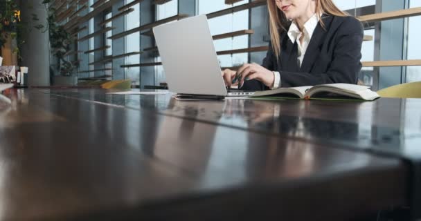 Znepokojená žena pracující na notebooku a přemýšlející o řešení problému v kanceláři. Vážná atraktivní fena pracující s notebookem — Stock video