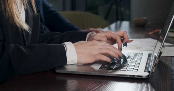 Γυναικεία χέρια πληκτρολογώντας πληκτρολόγιο laptop και αγγίζοντας touchpad. Γυναίκα που δουλεύει με σημειωματάριο. Χέρια κοντά προβολή — Αρχείο Βίντεο