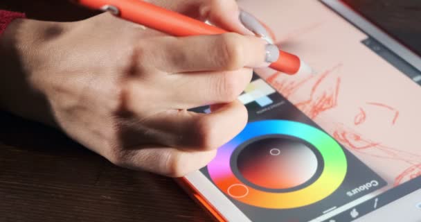 Gros plan designer femme assise et travaillant au bureau. Jeune femme contemporaine dessinant et utilisant un stylo avec tablette numérique. Attractive fille crée des illustrations numériques 