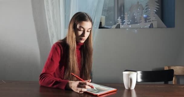 Talentueuse créatrice innovante jolie assise et travaillant au bureau. Jeune femme contemporaine écrivant, dessinant et utilisant un stylo avec tablette numérique. Attractive fille crée des illustrations numériques — Video