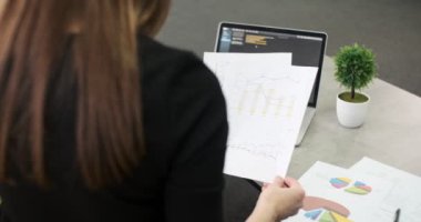 Ofiste çalışan ve düşünen endişeli bir kadın. Defter ve kağıtlarla çalışan çok çekici bir kadın.