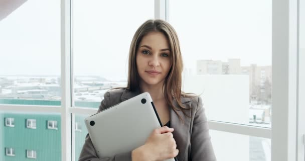 Ritratto di donna d'affari con quaderno. Bella donna esecutivo in piedi vicino alla finestra in ufficio — Video Stock