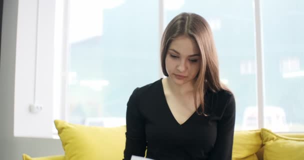 Besorgte Frau, die im Büro arbeitet und denkt, Probleme zu lösen. Seriöse attraktive Frau arbeitet mit Notizbuch und Papier — Stockvideo