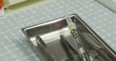 Tıbbi dişçi aletleri masada. Diş Sağlığı ve Diş Sağlığı