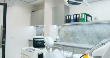 Temiz beyaz modern dişçi dolabı