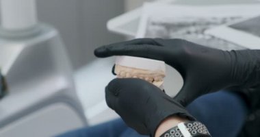 Diş Hekimi, Hastaya Çenenin Modelinde Dişlerini, Diş Bakımını ve Ağız Deliğine Nasıl Tedavi Edeceğini Gösteriyor
