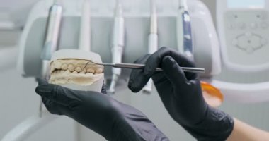 Diş Hekimi, Hastaya Çenenin Modelinde Dişlerini, Diş Bakımını ve Ağız Deliğine Nasıl Tedavi Edeceğini Gösteriyor