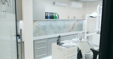 Temiz beyaz modern dişçi dolabı