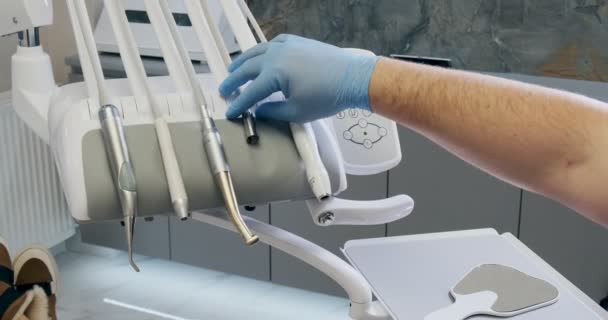 Стоматолог готовит инструмент для работы — стоковое видео