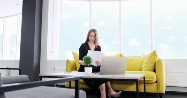 Mulher preocupada trabalhando e pensando resolver o problema no escritório. Sério atraente feminino trabalhando com caderno e papéis — Vídeo de Stock