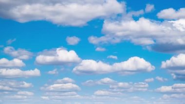 Mavi gökyüzünde uçan beyaz bulutlar. Zaman Uygulaması
