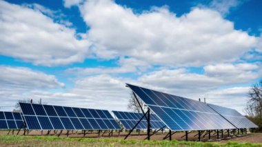 Bulutlu havalarda güneş panelleri. Zaman aşımı