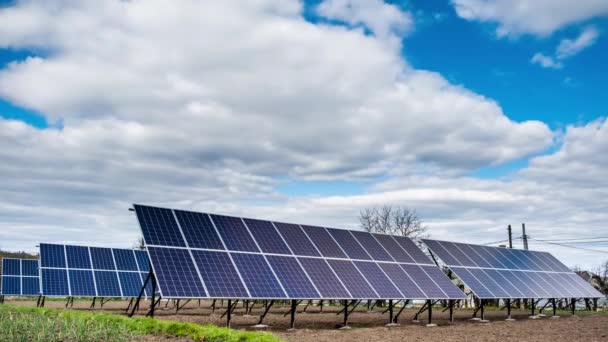 Zonnepanelen bij bewolkt weer. Tijdsverloop — Stockvideo