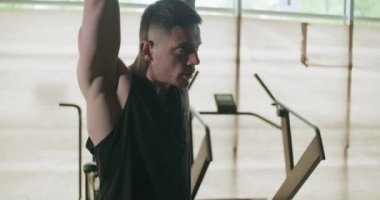 Kettlebells ile antrenman, kapalı spor salonunda yoğun güç egzersizi. Erkekler kettlebell ile idman yapıyor.