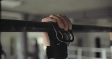 Antrenman barfiksleri, kapalı spor salonunda yoğun güç egzersizleri. Barfiks çeken erkekler.