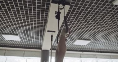 Jimnastik yüzükleriyle antrenman, kapalı spor salonunda güç egzersizi. Erkekler yüzükle antrenman yapıyor.