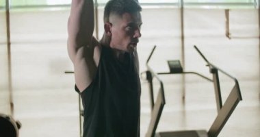 Kettlebells ile antrenman, kapalı spor salonunda yoğun güç egzersizi. Erkekler kettlebell ile idman yapıyor.