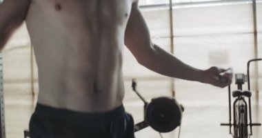 İple atlama eğitimi, kapalı spor salonunda yoğun bir güç egzersizi. Erkekler atlama halatıyla zor bir kardiyo çalışması yapıyor.