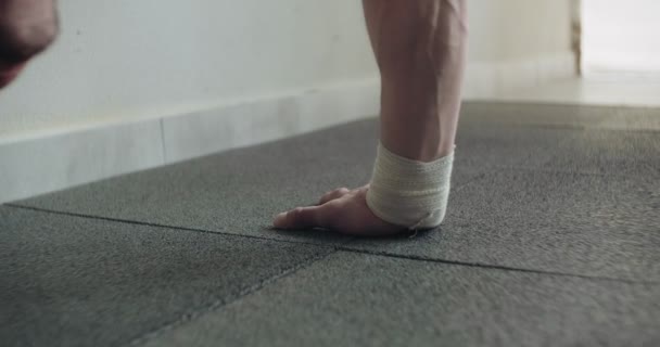 Entraînement vertical push-ups, exercice intense de force dans la salle de gym fermée. Hommes faisant verticale push-ups séance d'entraînement — Video