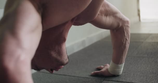 Treino flexões verticais, exercício de força intenso em ginásio fechado. Homens fazendo exercícios de flexões verticais — Vídeo de Stock