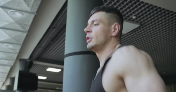 Homme courant sur tapis roulant dans la salle de gym. Hommes faisant entraînement cardio difficile avec coureur d'air — Video