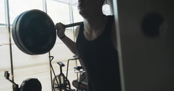 Muscular men doing barbell back squatting. Intense strength cardio training — Stock Video