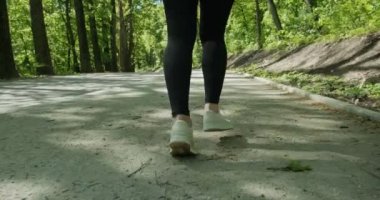 Yaz parkında genç bayan koşucu eğitimi. Spor salonundaki kadın sabahları dışarıda koşuyor.