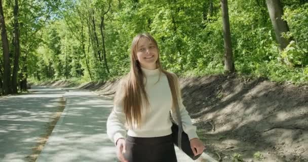 Menina vai para o treinamento de ioga na natureza humor calmo. Mulher relaxa em um parque natural da cidade. Movimento lento — Vídeo de Stock