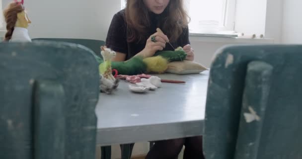 Kvinna gör ull konst docka leksak vid bordet. Kvinnligt sittande och skapande av ekdocka hemma. Nål filtade Handgjorda och kreativa färdigheter — Stockvideo