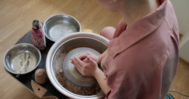 Femme potier assis et fait une tasse sur la roue de poterie. Femme fabriquant des articles en céramique. Poterie, savoir-faire artisanal et créatif — Video