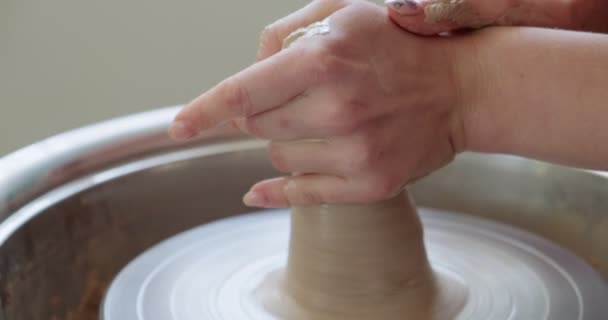 Töpferin sitzt und macht eine Tasse auf der Töpferscheibe. Frau, die Keramik herstellt. Töpfern, handwerkliches und kreatives Geschick — Stockvideo