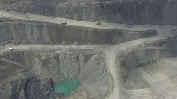 Werken in een carrière van de mijnbouw. ontwikkeling van de carrière. Luchtfoto — Stockvideo